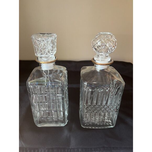 2 Glass Decanters - Picture 4 of 8